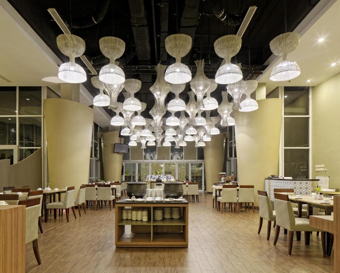 Howard Johnson By Wyndham Pekalongan Exteriör bild