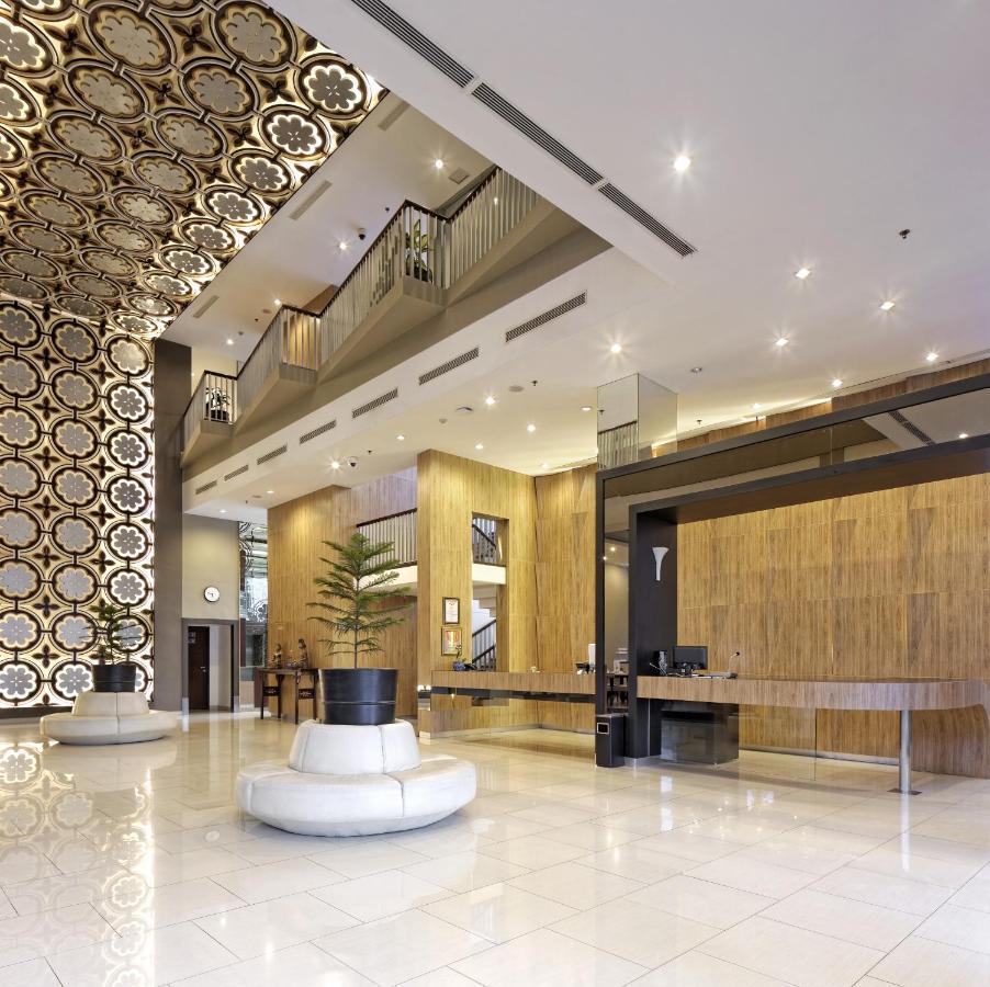 Howard Johnson By Wyndham Pekalongan Exteriör bild
