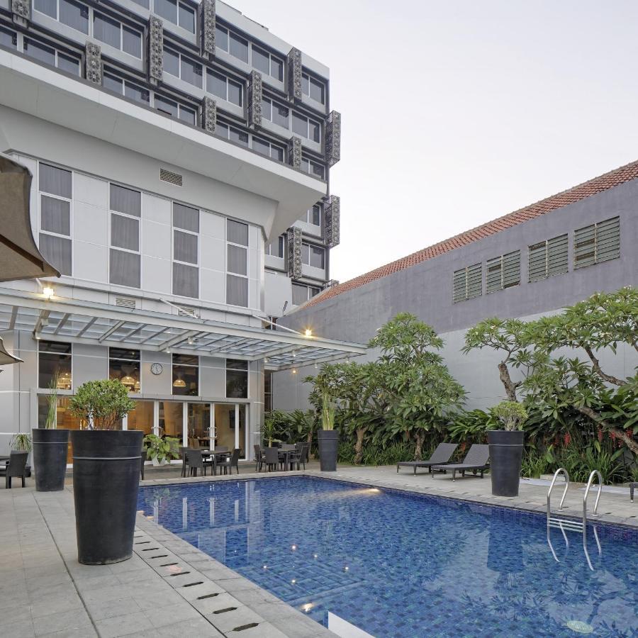 Howard Johnson By Wyndham Pekalongan Exteriör bild