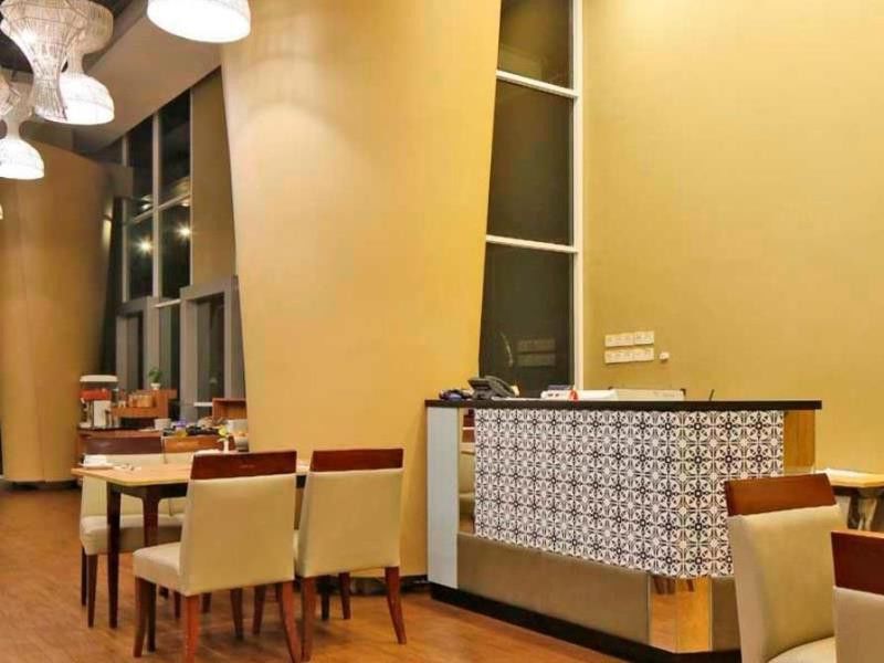 Howard Johnson By Wyndham Pekalongan Exteriör bild