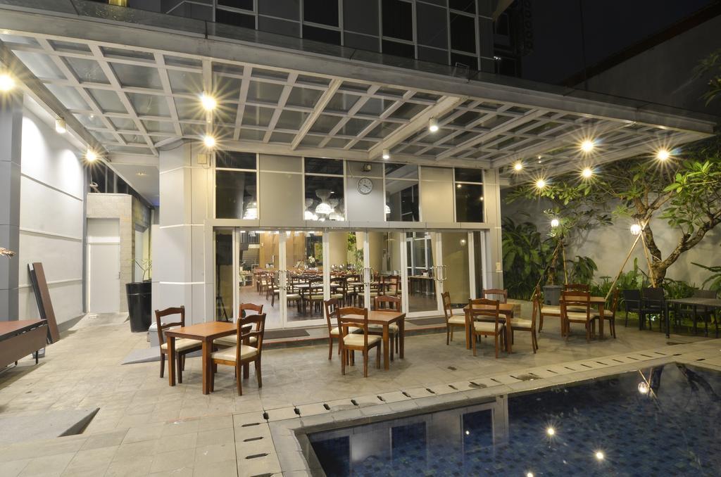 Howard Johnson By Wyndham Pekalongan Exteriör bild